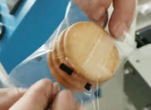 全自動(dòng)包裝機(jī)包裝餅干作業(yè)現(xiàn)場(chǎng)