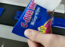 全自動(dòng)包裝機(jī)包裝酒精作業(yè)現(xiàn)場(chǎng)